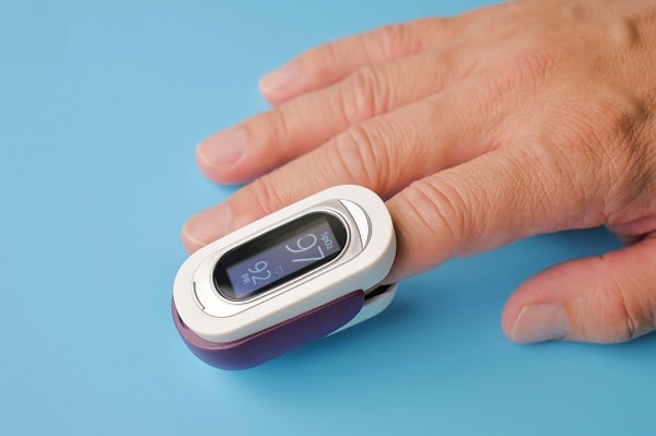 Measuring oxygen saturation with pulse oximeter